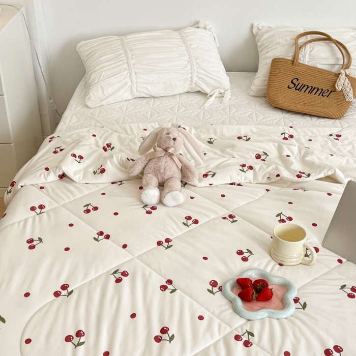 91家纺网 家纺一手货源 找家纺 昔可 2022新款卡通印花牛奶丝针织夏被 小樱桃红