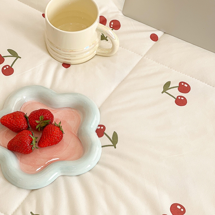 91家纺网 家纺一手货源 找家纺 昔可 2022新款卡通印花牛奶丝针织夏被 小樱桃红