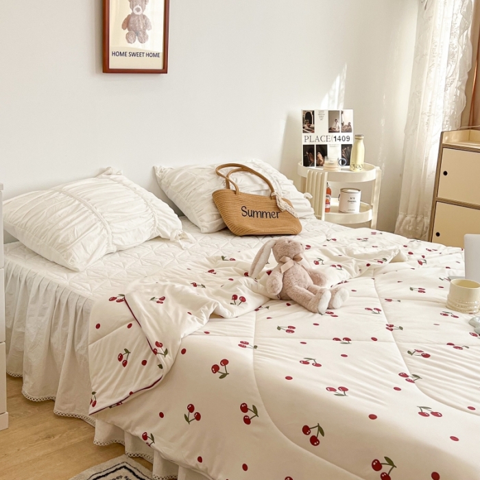 91家纺网 家纺一手货源 找家纺 昔可 2022新款卡通印花牛奶丝针织夏被 小樱桃红