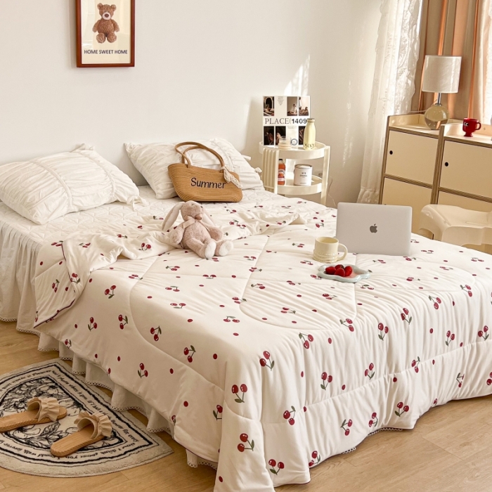 91家纺网 家纺一手货源 找家纺 昔可 2022新款卡通印花牛奶丝针织夏被 小樱桃红