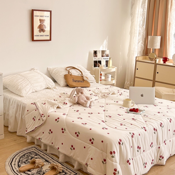 91家纺网 家纺一手货源 找家纺 昔可 2022新款卡通印花牛奶丝针织夏被 小樱桃红