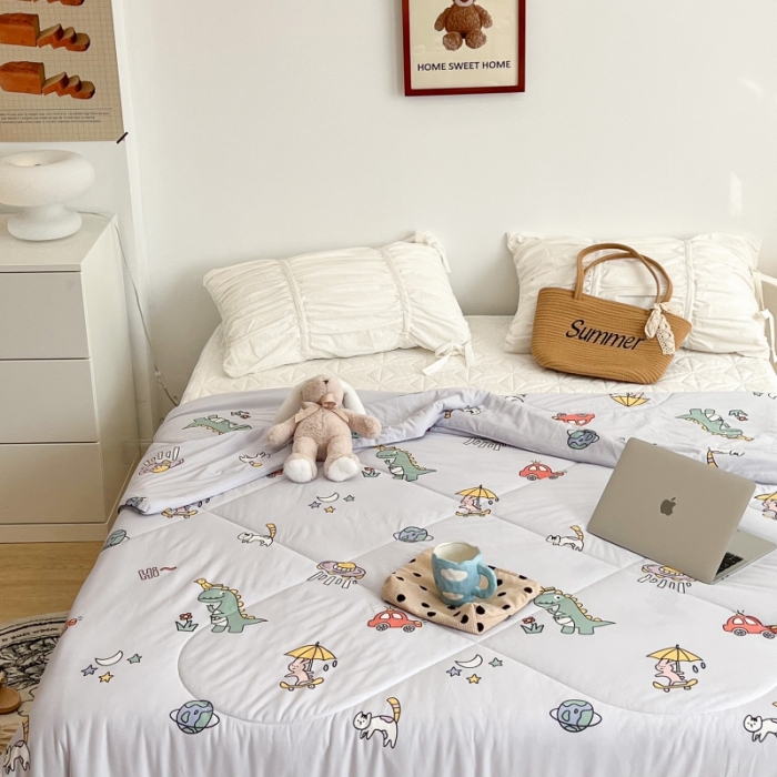 91家纺网 家纺一手货源 找家纺 昔可 2022新款卡通印花牛奶丝针织夏被 游乐园