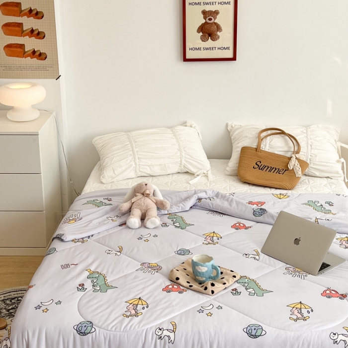 91家纺网 家纺一手货源 找家纺 昔可 2022新款卡通印花牛奶丝针织夏被 游乐园