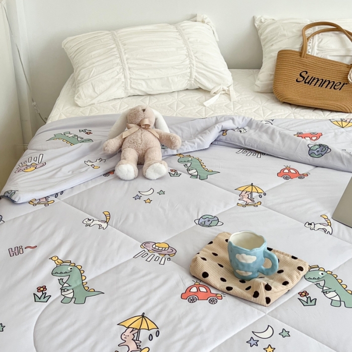 91家纺网 家纺一手货源 找家纺 昔可 2022新款卡通印花牛奶丝针织夏被 游乐园