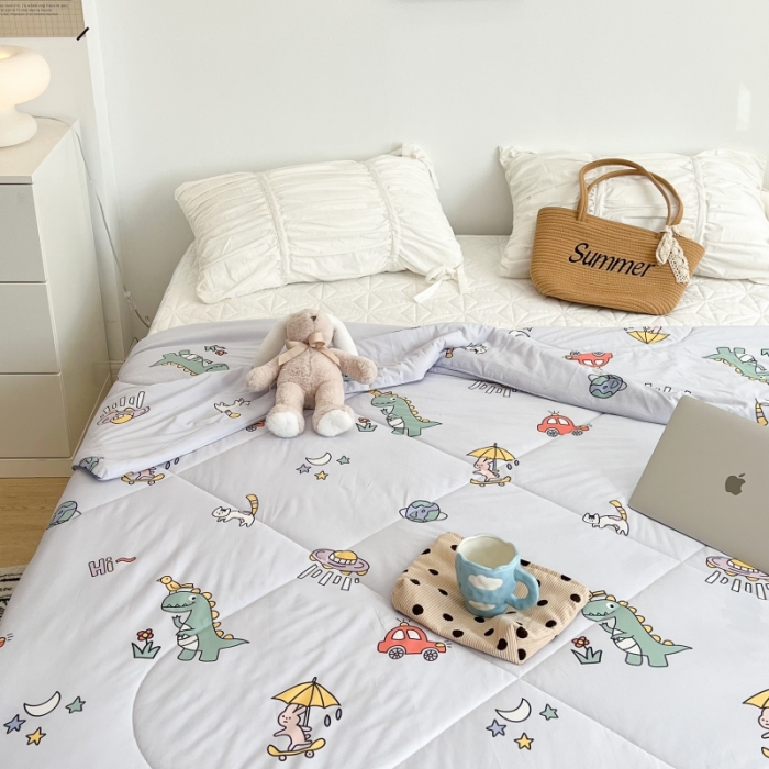 91家纺网 家纺一手货源 找家纺 昔可 2022新款卡通印花牛奶丝针织夏被 游乐园