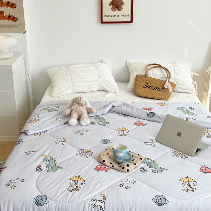 91家纺网 家纺一手货源 找家纺 昔可 2022新款卡通印花牛奶丝针织夏被 游乐园