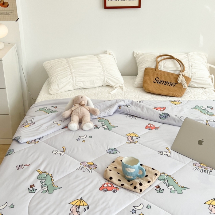 91家纺网 家纺一手货源 找家纺 昔可 2022新款卡通印花牛奶丝针织夏被 游乐园