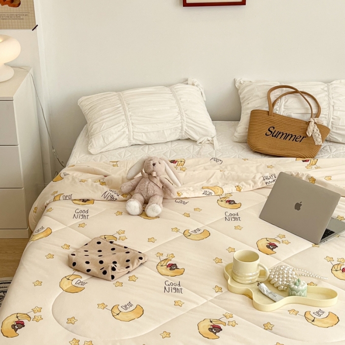 91家纺网 家纺一手货源 找家纺 昔可 2022新款卡通印花牛奶丝针织夏被 月亮宝贝