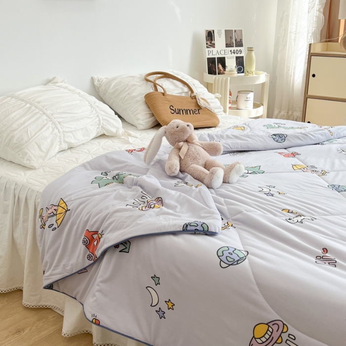 91家纺网 家纺一手货源 找家纺 昔可 2022新款卡通印花牛奶丝针织夏被 游乐园