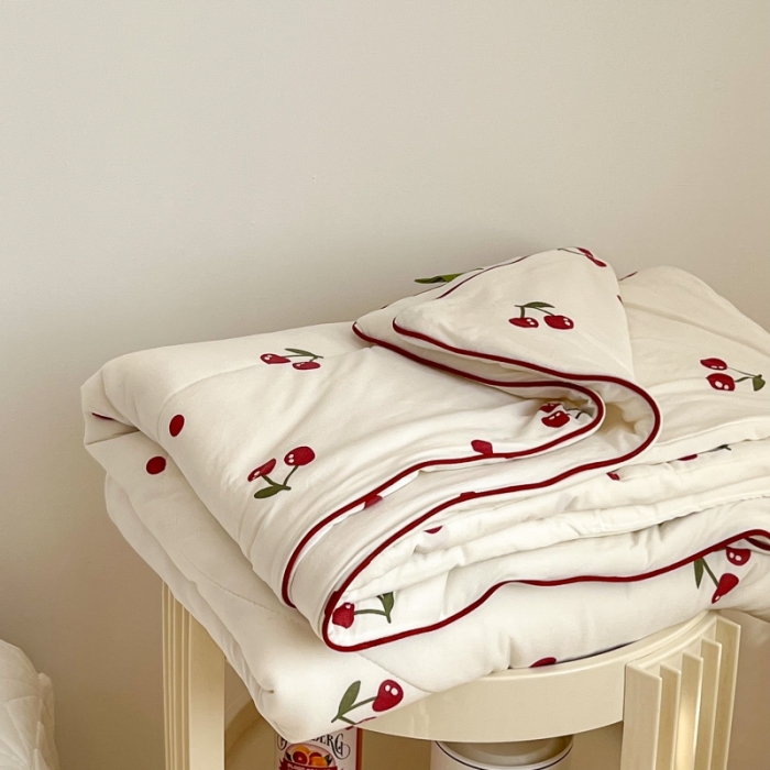 91家纺网 家纺一手货源 找家纺 昔可 2022新款卡通印花牛奶丝针织夏被 小樱桃红