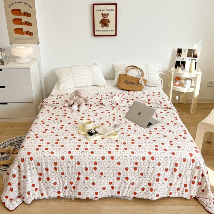 91家纺网 家纺一手货源 找家纺 昔可 2022新款卡通印花牛奶丝针织夏被 红草莓