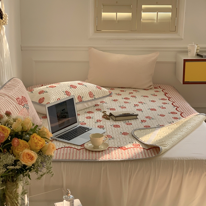 91家纺网 家纺一手货源 找家纺 昔可 2022新款大版印花乳胶凉席 法式红玫瑰