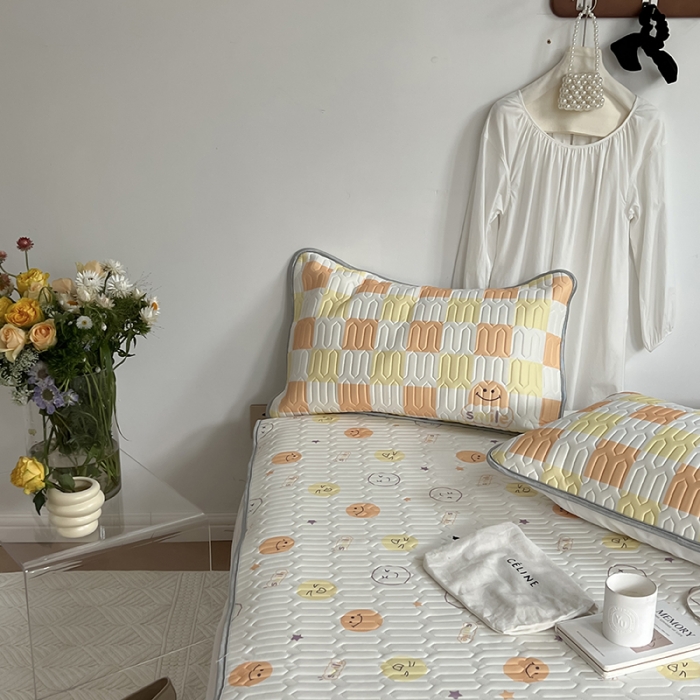 91家纺网 家纺一手货源 找家纺 昔可 2022新款大版印花乳胶凉席 黄色笑脸