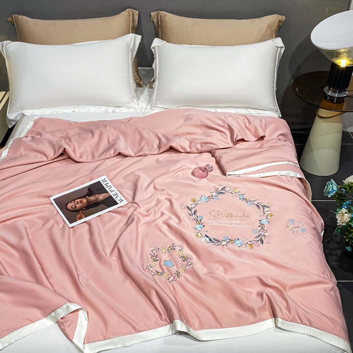 91家纺网 家纺一手货源 找家纺 吾秀 2022新款柔赛丝刺绣夏被-洛丽丝 洛丽丝-粉