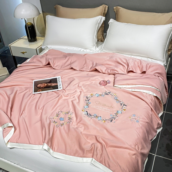 91家纺网 家纺一手货源 找家纺 吾秀 2022新款柔赛丝刺绣夏被-洛丽丝 洛丽丝-粉