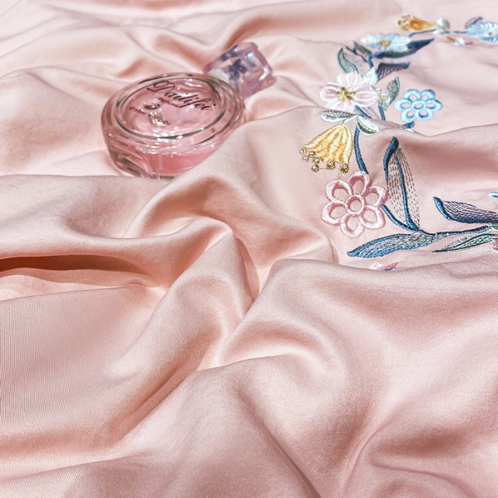 91家纺网 家纺一手货源 找家纺 吾秀 2022新款柔赛丝刺绣夏被-洛丽丝 洛丽丝-粉