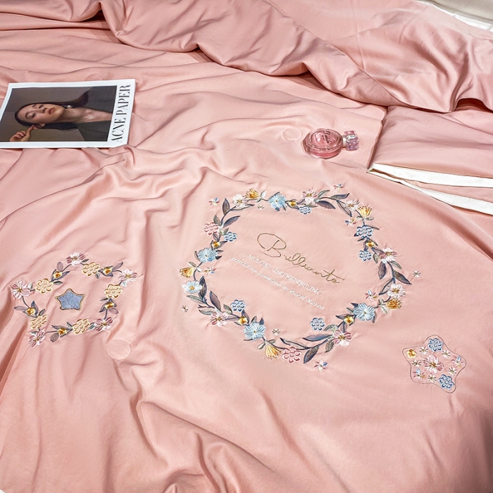 91家纺网 家纺一手货源 找家纺 吾秀 2022新款柔赛丝刺绣夏被-洛丽丝 洛丽丝-粉