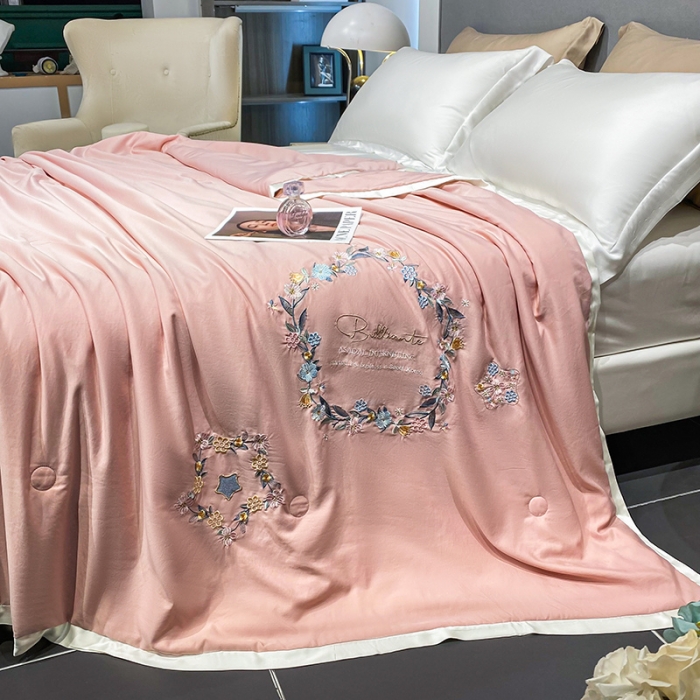 91家纺网 家纺一手货源 找家纺 吾秀 2022新款柔赛丝刺绣夏被-洛丽丝 洛丽丝-粉