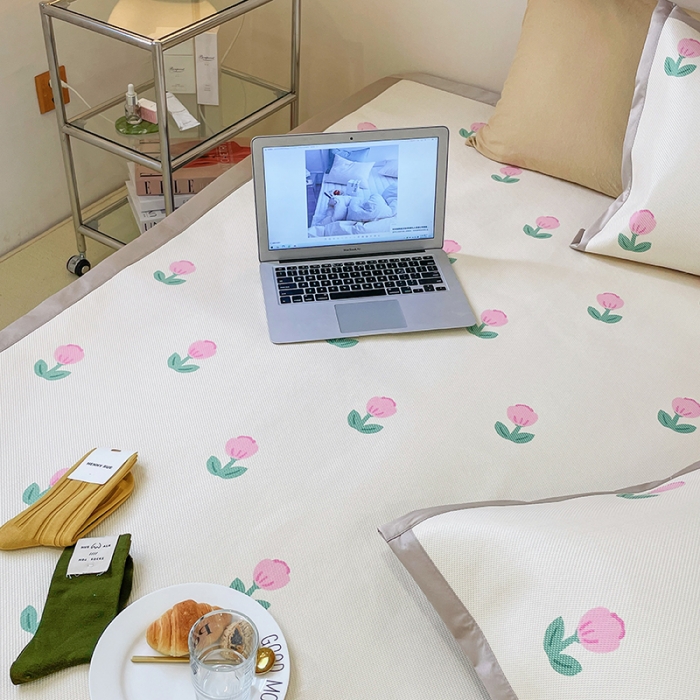 91家纺网 家纺一手货源 找家纺 昔可 2022新款900D数码印花冰藤养生席 粉嫩小郁金