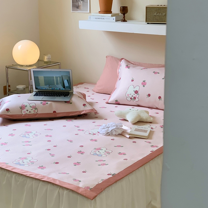 91家纺网 家纺一手货源 找家纺 昔可 2022新款900D数码印花冰藤养生席 玫瑰兔