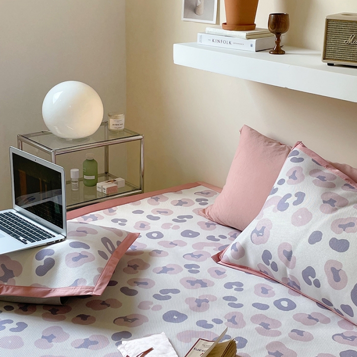 91家纺网 家纺一手货源 找家纺 昔可 2022新款900D数码印花冰藤养生席 紫色豹纹