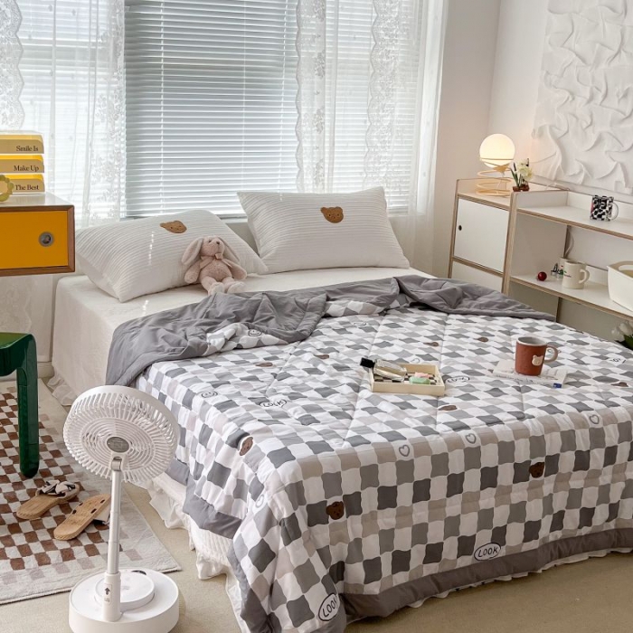 91家纺网 家纺一手货源 找家纺 昔可 2022新款水洗亲肤夏被子被芯 灰色小格熊