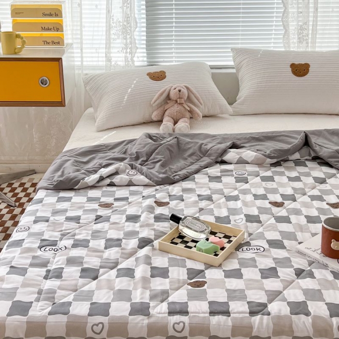 91家纺网 家纺一手货源 找家纺 昔可 2022新款水洗亲肤夏被子被芯 灰色小格熊