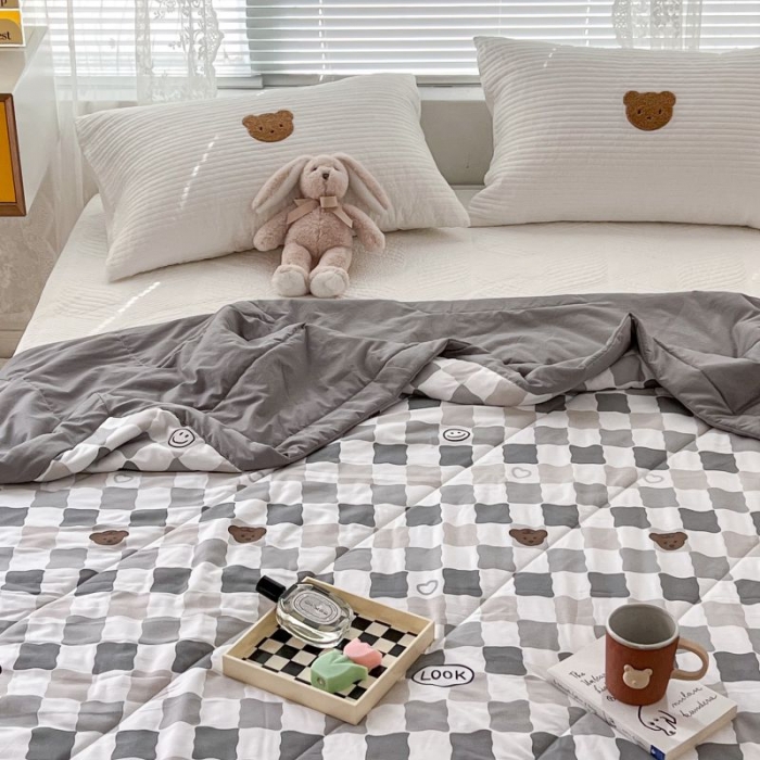 91家纺网 家纺一手货源 找家纺 昔可 2022新款水洗亲肤夏被子被芯 灰色小格熊