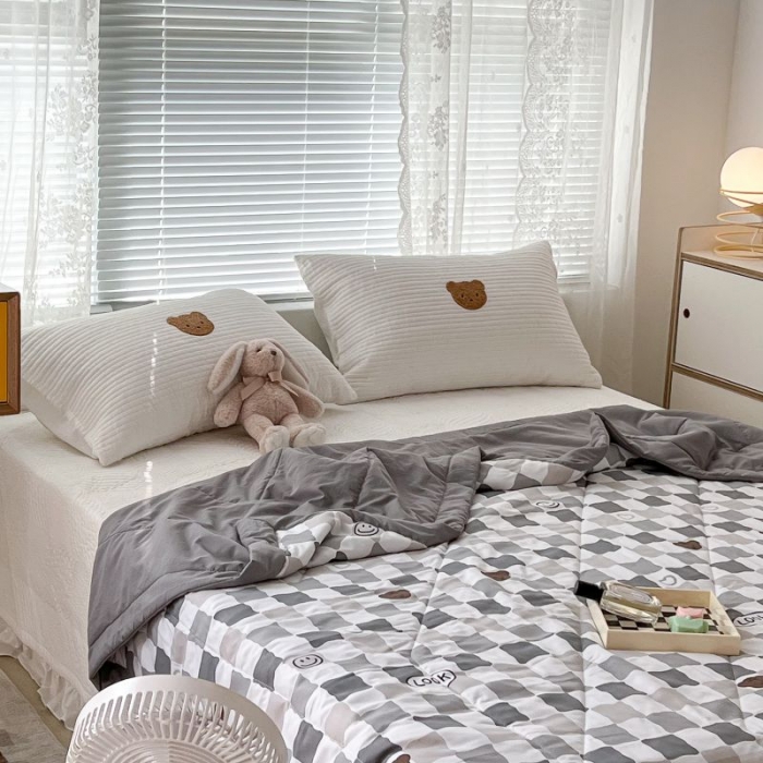 91家纺网 家纺一手货源 找家纺 昔可 2022新款水洗亲肤夏被子被芯 灰色小格熊