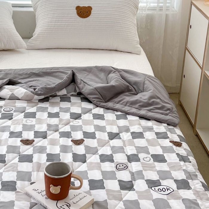 91家纺网 家纺一手货源 找家纺 昔可 2022新款水洗亲肤夏被子被芯 灰色小格熊