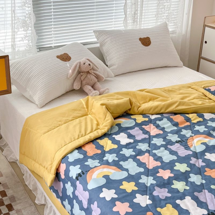 91家纺网 家纺一手货源 找家纺 昔可 2022新款水洗亲肤夏被子被芯 蓝底彩虹熊