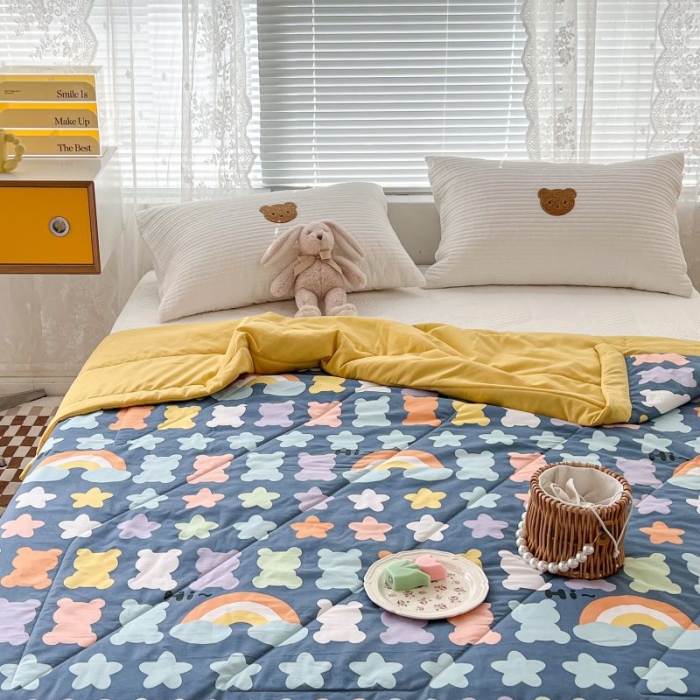 91家纺网 家纺一手货源 找家纺 昔可 2022新款水洗亲肤夏被子被芯 蓝底彩虹熊