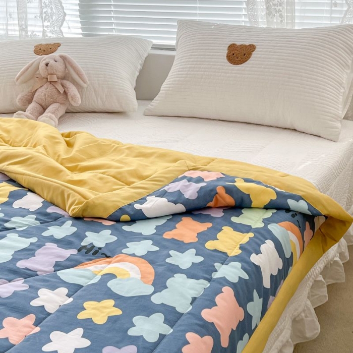 91家纺网 家纺一手货源 找家纺 昔可 2022新款水洗亲肤夏被子被芯 蓝底彩虹熊