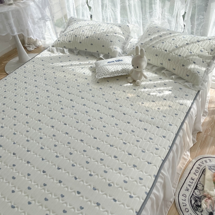 91家纺网 家纺一手货源 找家纺 慕尚 2022新款凉感丝床裙款乳胶凉席 浓浓爱