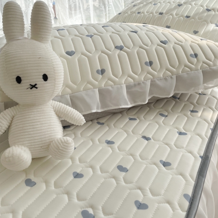 91家纺网 家纺一手货源 找家纺 慕尚 2022新款凉感丝床裙款乳胶凉席 浓浓爱