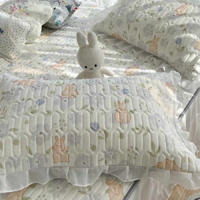 91家纺网 家纺一手货源 找家纺 慕尚 2022新款凉感丝床裙款乳胶凉席 田园小兔