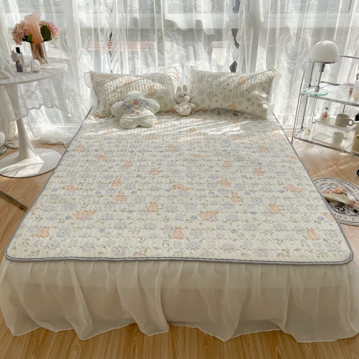 91家纺网 家纺一手货源 找家纺 慕尚 2022新款凉感丝床裙款乳胶凉席 田园小兔