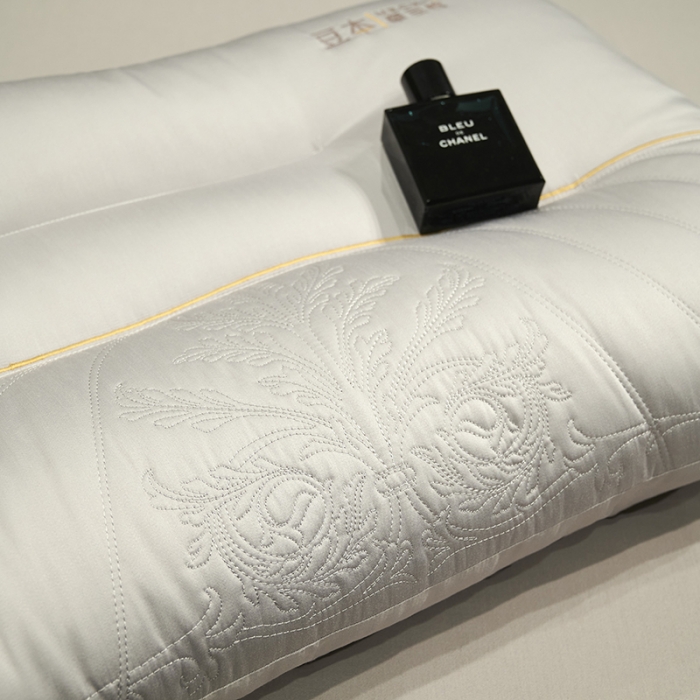 91家纺网 家纺一手货源 找家纺 赛格时代家居 豆本牵引羽丝绒枕 -半绣 枕芯