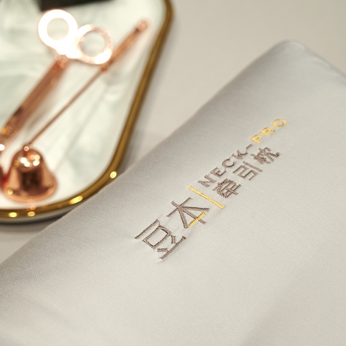 91家纺网 家纺一手货源 找家纺 赛格时代家居 豆本牵引羽丝绒枕 -半绣 枕芯