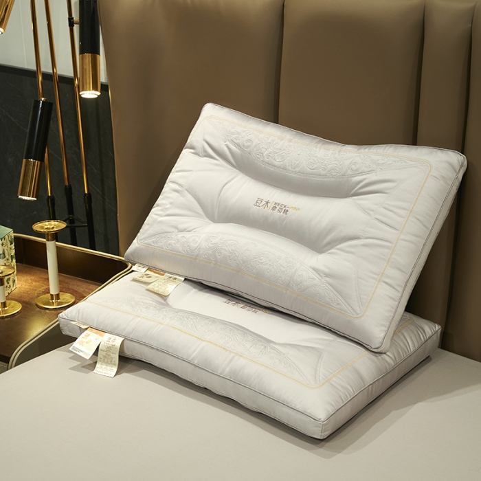 91家纺网 家纺一手货源 找家纺 赛格时代家居 豆本牵引羽丝绒枕 -满绣 枕芯