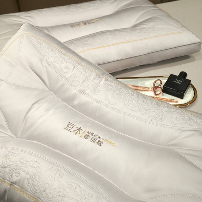 91家纺网 家纺一手货源 找家纺 赛格时代家居 豆本牵引羽丝绒枕 -满绣 枕芯