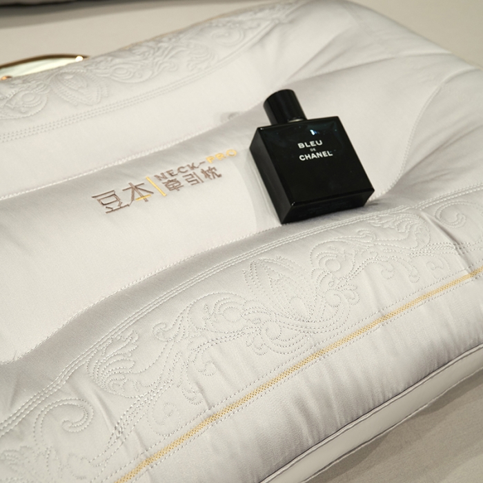 91家纺网 家纺一手货源 找家纺 赛格时代家居 豆本牵引羽丝绒枕 -满绣 枕芯