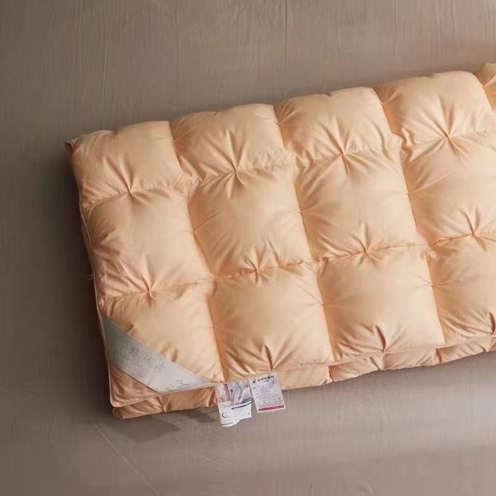 91家纺网 家纺一手货源 找家纺 金麦家纺 2022新款水洗白鹅绒扭花款羽绒被（可定制） 土豪金