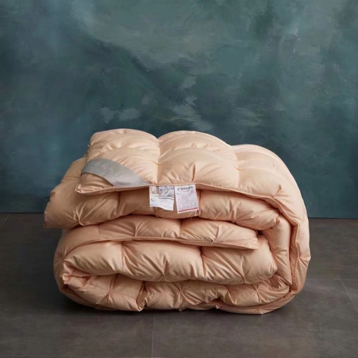 91家纺网 家纺一手货源 找家纺 金麦家纺 2022新款水洗白鹅绒扭花款羽绒被（可定制） 土豪金