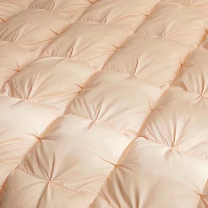 91家纺网 家纺一手货源 找家纺 金麦家纺 2022新款水洗白鹅绒扭花款羽绒被（可定制） 土豪金