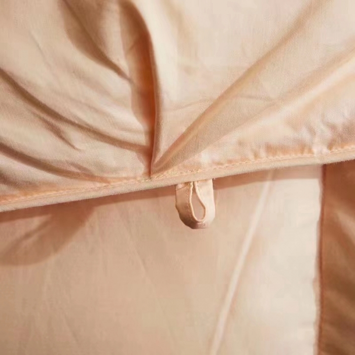 91家纺网 家纺一手货源 找家纺 金麦家纺 2022新款水洗白鹅绒扭花款羽绒被（可定制） 土豪金