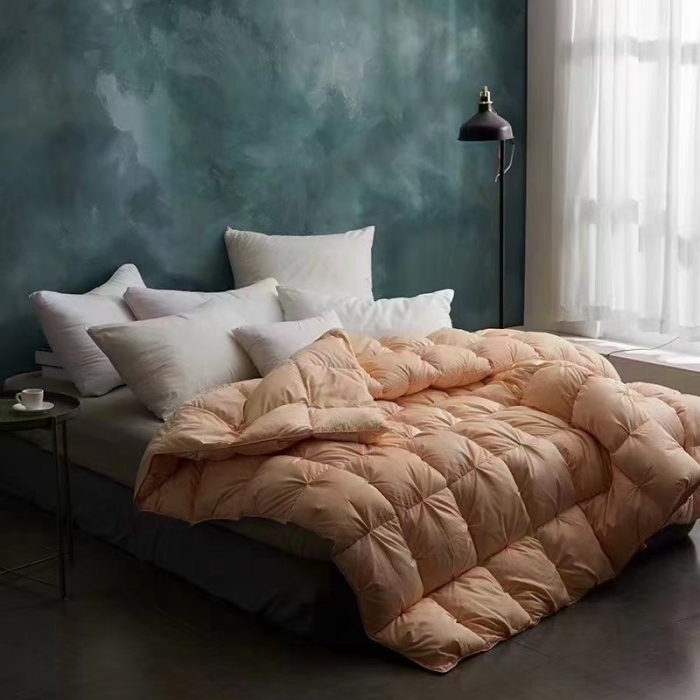 91家纺网 家纺一手货源 找家纺 金麦家纺 2022新款水洗白鹅绒扭花款羽绒被（可定制） 土豪金