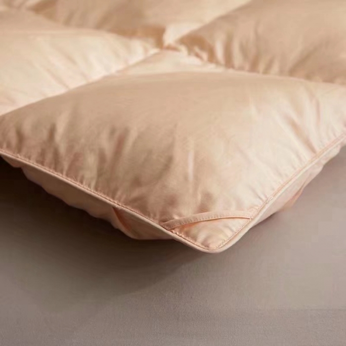 91家纺网 家纺一手货源 找家纺 金麦家纺 2022新款水洗白鹅绒扭花款羽绒被（可定制） 土豪金