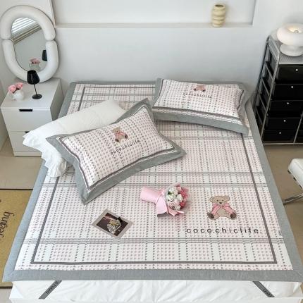 91家纺网 家纺一手货源 找家纺 昔可 2022新款大版数码水洗冰沐丝凉席 可可熊粉