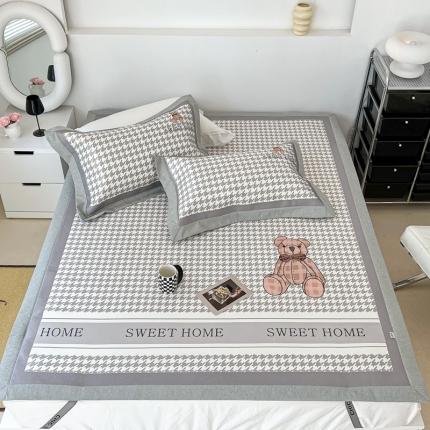 91家纺网 家纺一手货源 找家纺 昔可 2022新款大版数码水洗冰沐丝凉席 酷酷千鸟格纹熊